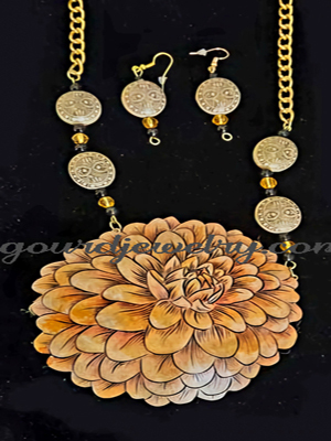 Golden Dahlia Gourd Shard Necklace - Image 2