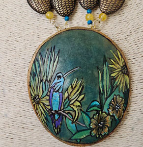 A Hummer on a Flower Gourd Shard Necklace Set