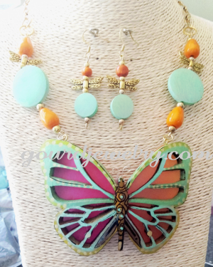 Glowing Charm Butterfly Gourd Shard Necklace Set 