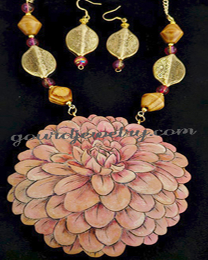 Stunning Pink Bloom Gourd Shard Necklace Set 