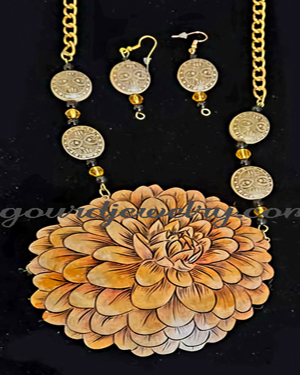 Golden Dahlia Gourd Shard Necklace Set
